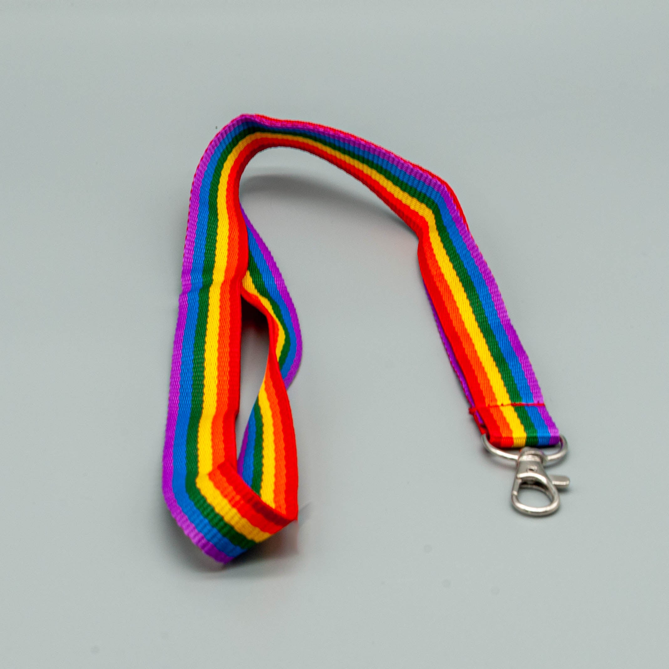 Regenbogen Schlüsselband, lang, mit Karabinerhaken - pridemerch.mom - Team Behinderte im Queer Cities e.V.