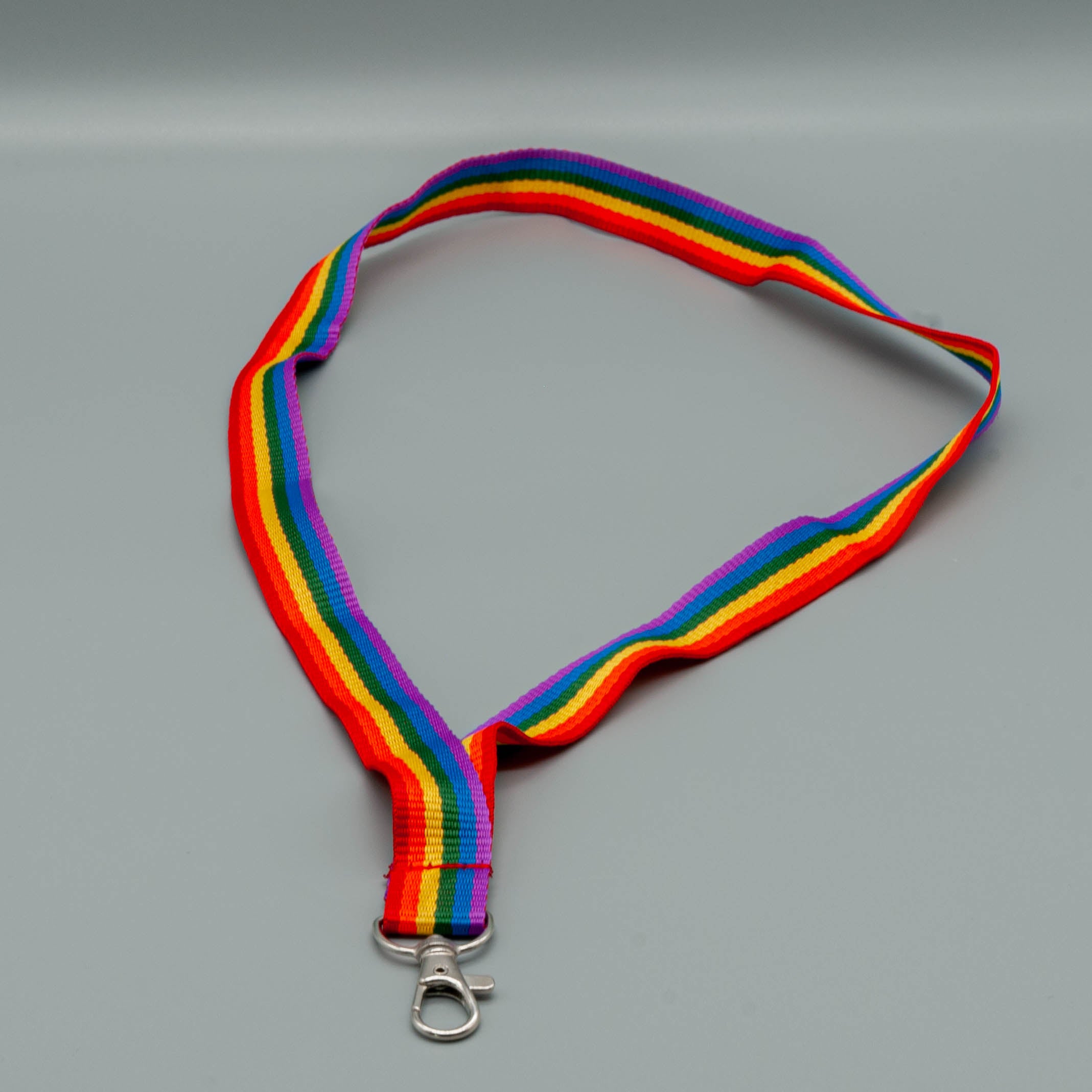 Regenbogen Schlüsselband, lang, mit Karabinerhaken - pridemerch.mom - Team Behinderte im Queer Cities e.V.