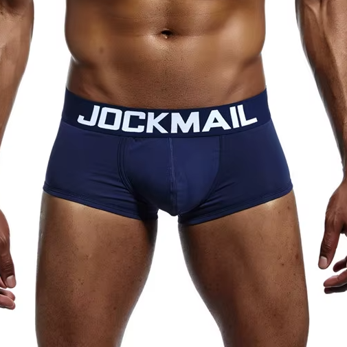 Nahaufnahme von figurbetonten Jockmail Boxer Briefs in Marineblau. Die Unterhose zeichnet sich durch einen formgebenden Frontbereich (Pouch) und einen markanten Logo-Bund aus.
