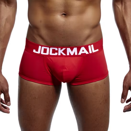 Nahaufnahme von figurbetonten Jockmail Boxer Briefs in Rot. Die Unterhose zeichnet sich durch einen formgebenden Frontbereich (Pouch) und einen markanten Logo-Bund aus.