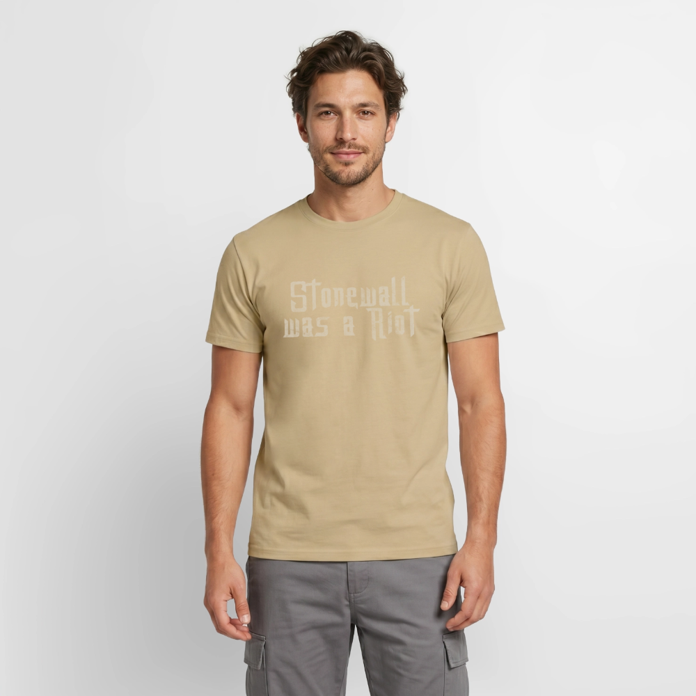 Männliches Model im sandbeigen Shirt mit dem Stonewall-Statement. Die Kombination aus Naturton und rauer Stencil-Typografie wirkt authentisch und geschichtsbewusst.