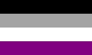 Flache, digitale Darstellung der Asexuell Pride Flagge. Sie besteht aus vier gleich breiten, waagerechten Streifen, die von oben nach unten in den Farben Schwarz, Grau, Weiß und einem kräftigen Violett angeordnet sind.