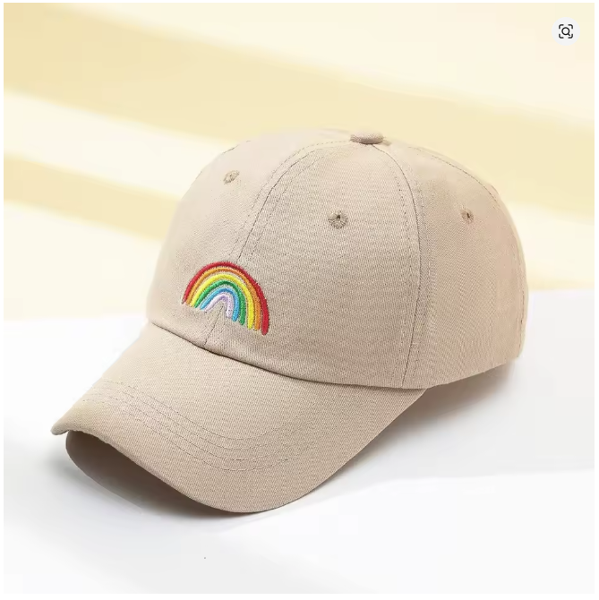 Freigestellte beige Baseballkappe mit einer kompakten Regenbogen-Stickerei im Zentrum. Durch den neutralen Sandton der Mütze rückt das gestickte Symbol für Akzeptanz und Vielfalt deutlich in den Fokus.