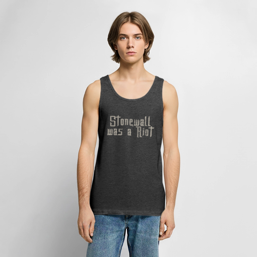Ein Model präsentiert das anthrazit melierte Tank Top von PrideLAB. Der markante Used-Look-Schriftzug auf der Brust mahnt eindrucksvoll an den historischen LGBTQ-Aufstand von 1969.