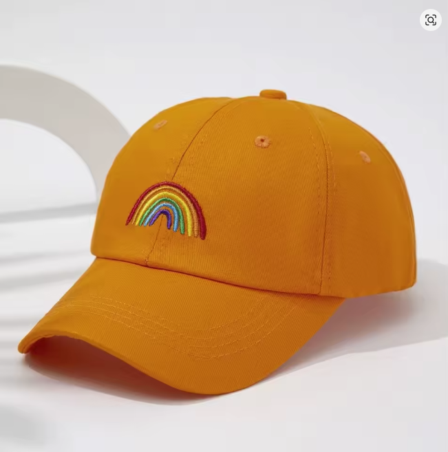 Freigestellte Kappe in leuchtendem Orange mit einer feinen Regenbogen-Stickerei auf der Front. Die auffällige Grundfarbe der Basecap kombiniert mit dem klassischen LGBTIQ-Symbol macht sie zum idealen Accessoire für den Sommer.