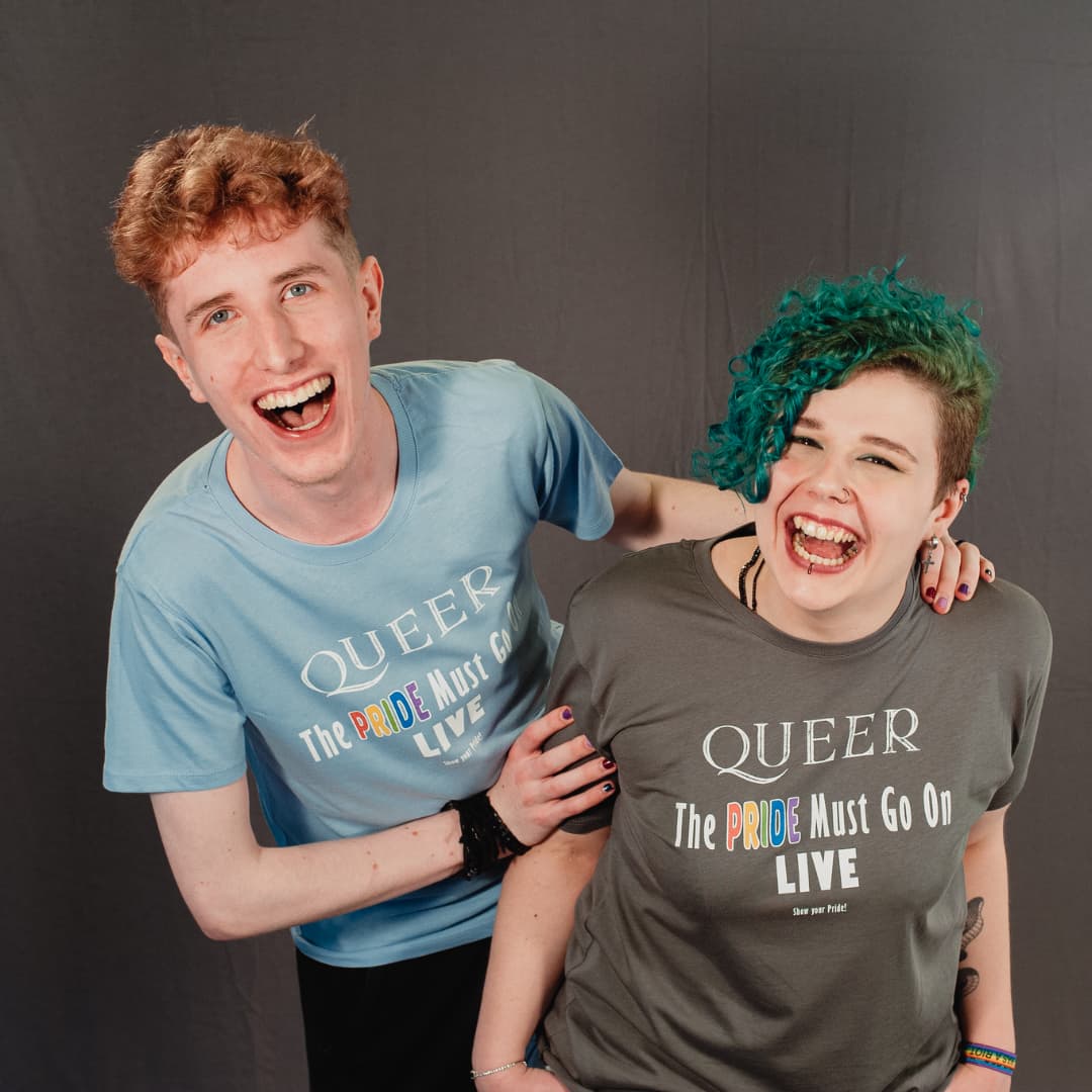 PRIDE Must Go On T-Shirt Germany Tour 2025 (weiße Schrift) - pridemerch.mom - Team Behinderte im Queer Cities e.V.