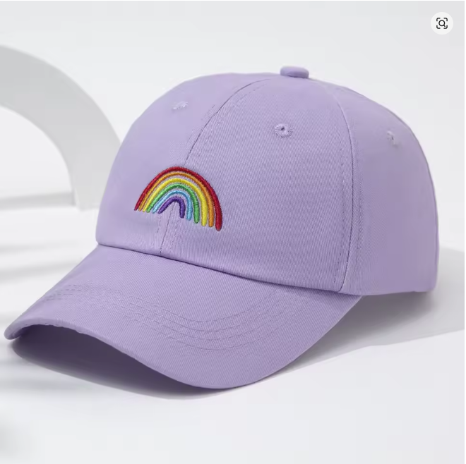 Das sanfte Lila dieser Basecap harmoniert mit dem farbenfrohen, gestickten Regenbogen auf der Vorderseite. Eine klassische 6-Panel-Kappe als klares Statement für die Pride-Community.