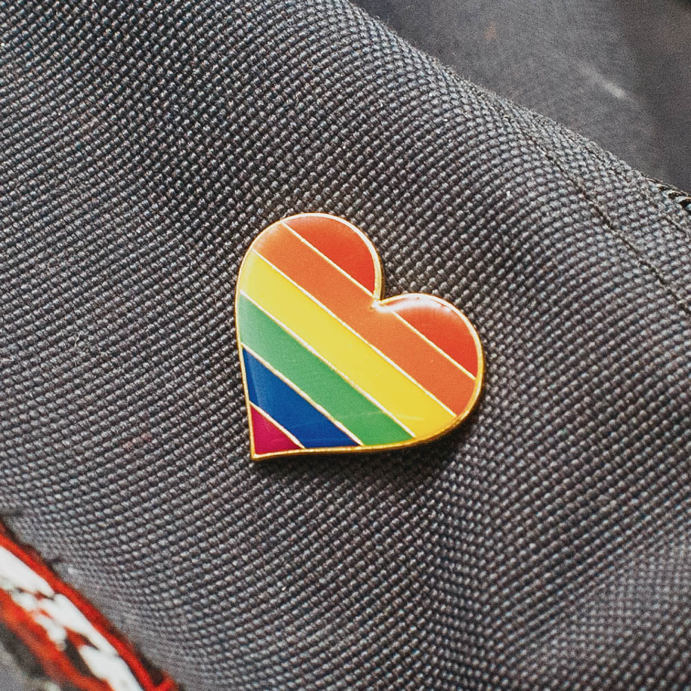 Rainbow Herz Pride-Pin / Regenbogen-Herz-Anstecker - pridemerch.mom - Team Behinderte im Queer Cities e.V.