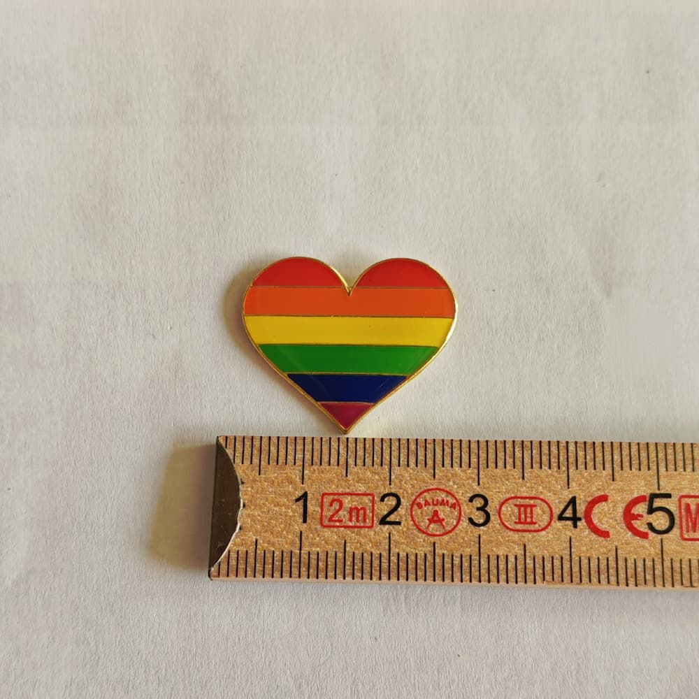 Rainbow Herz Pride-Pin / Regenbogen-Herz-Anstecker - pridemerch.mom - Team Behinderte im Queer Cities e.V.
