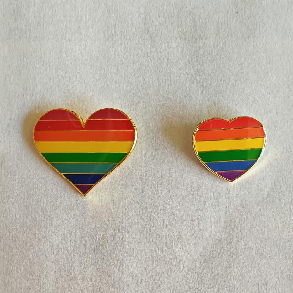 Rainbow Herz Pride-Pin / Regenbogen-Herz-Anstecker - pridemerch.mom - Team Behinderte im Queer Cities e.V.