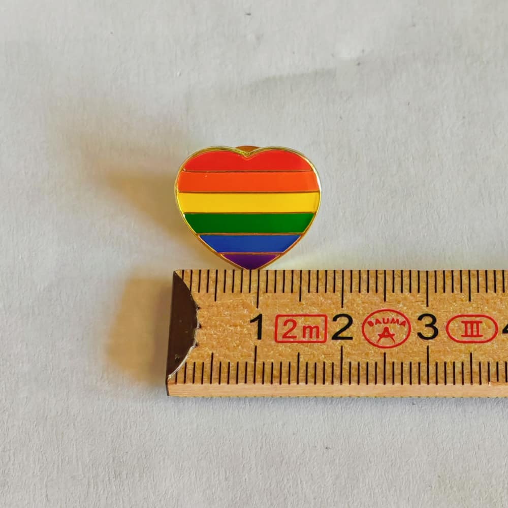 Rainbow Herz Pride-Pin / Regenbogen-Herz-Anstecker - pridemerch.mom - Team Behinderte im Queer Cities e.V.