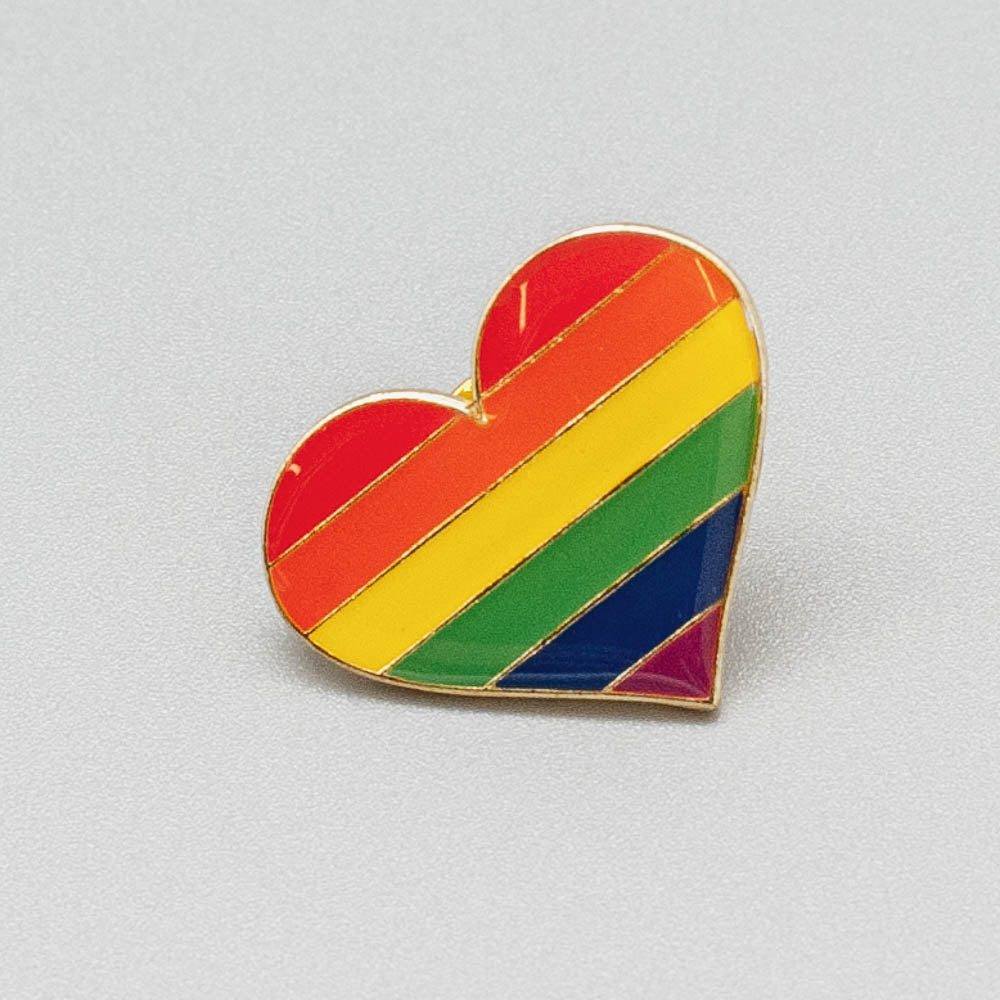 Rainbow Herz Pride-Pin / Regenbogen-Herz-Anstecker - pridemerch.mom - Team Behinderte im Queer Cities e.V.