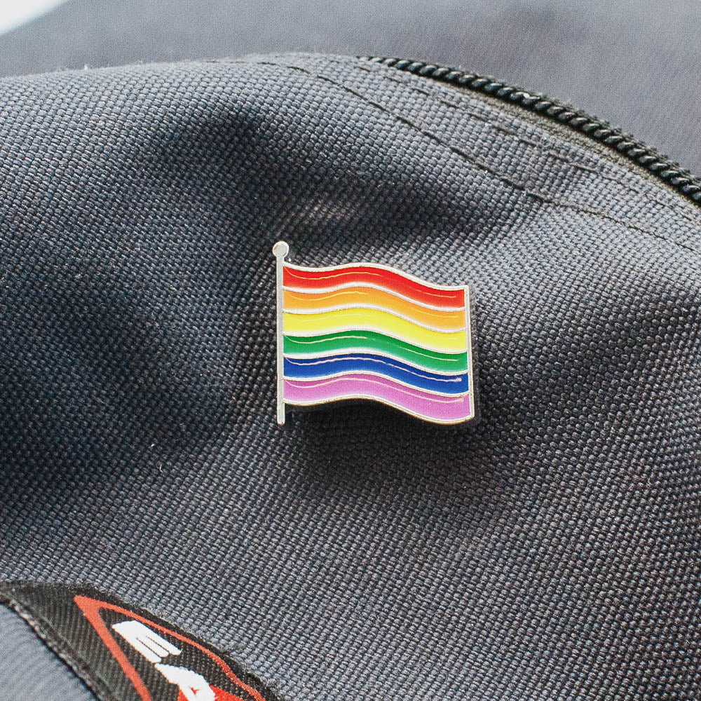 Rainbow Flag Pride-Pin / Regenbogen-Flagge-Anstecker - pridemerch.mom - Team Behinderte im Queer Cities e.V.