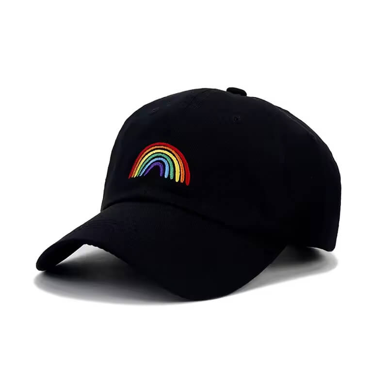 Schwarze Baseball Cap mit einem gestickten Regenbogen auf der Vorderseite. Klassisches 6-Panel-Design aus Polyester mit gebogenem Schirm, freigestellt auf transparentem Hintergrund.