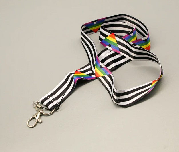 Regenbogen Schlüsselband, lang, mit Karabinerhaken - pridemerch.mom - Team Behinderte im Queer Cities e.V.