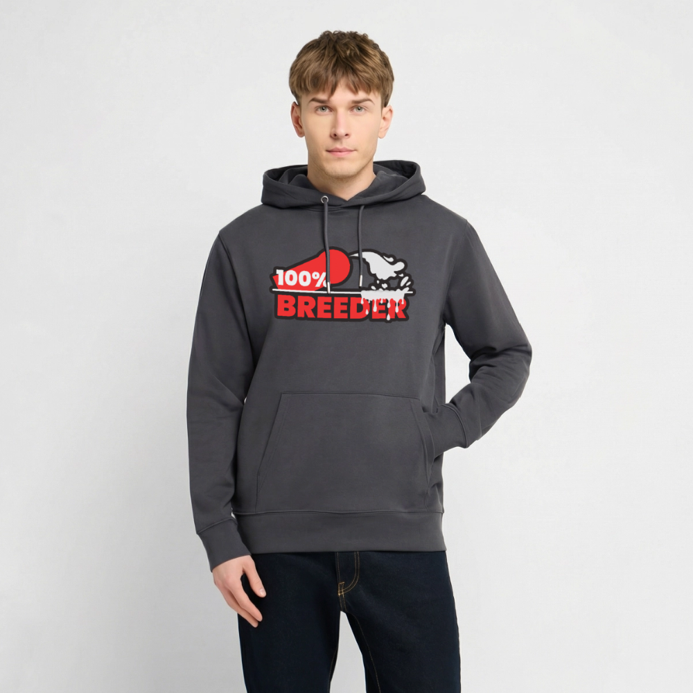 Junger Mann trägt indigoblaues Bio-Hoodie mit dem selbstbewussten 100% Breeder Statement