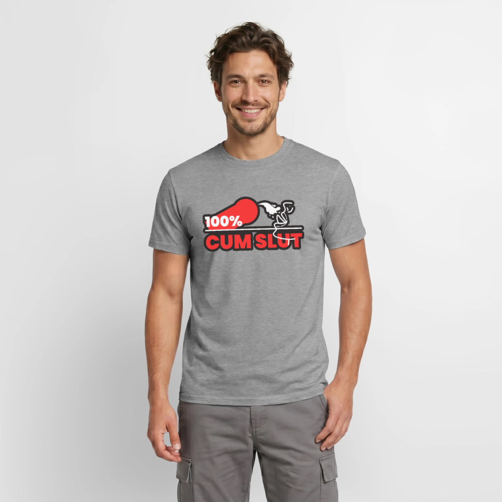 Mann in graphit meliertem T-Shirt mit provokantem 100% Cum Slut Kink Design