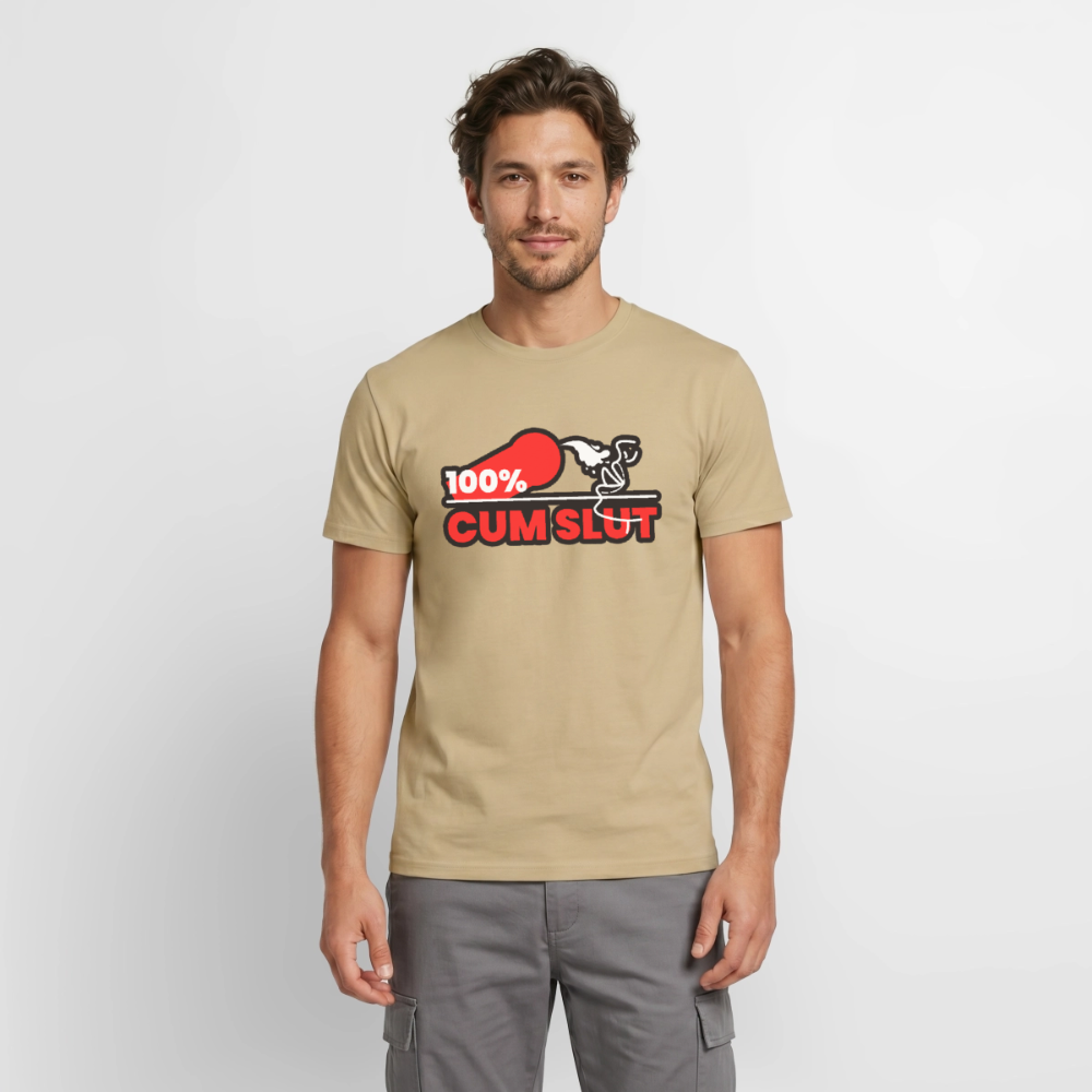 Mann in sandbeigem T-Shirt mit dem satirischen "100% Cum Slut" Design