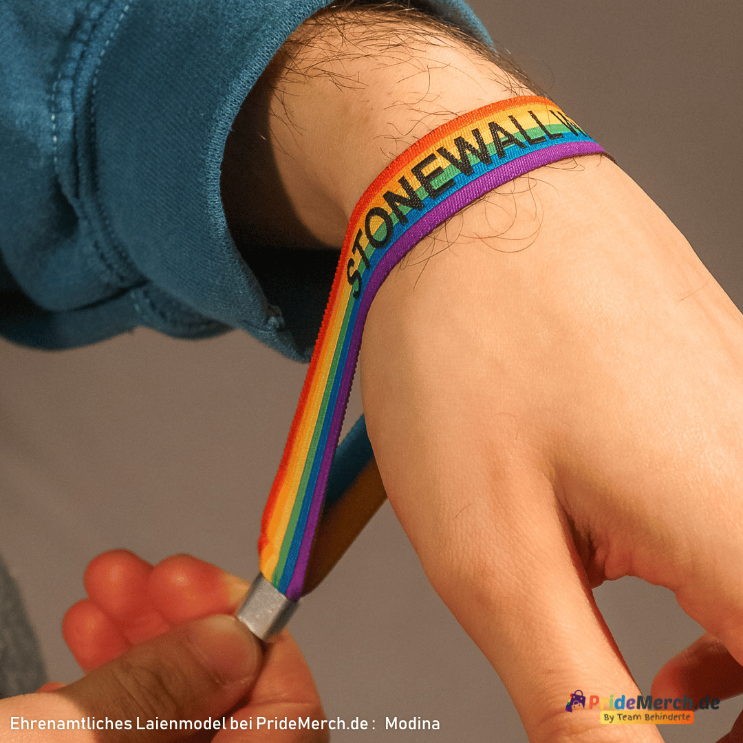 "Stonewall was a Riot" Armbändchen - pridemerch.mom - Team Behinderte im Queer Cities e.V.
