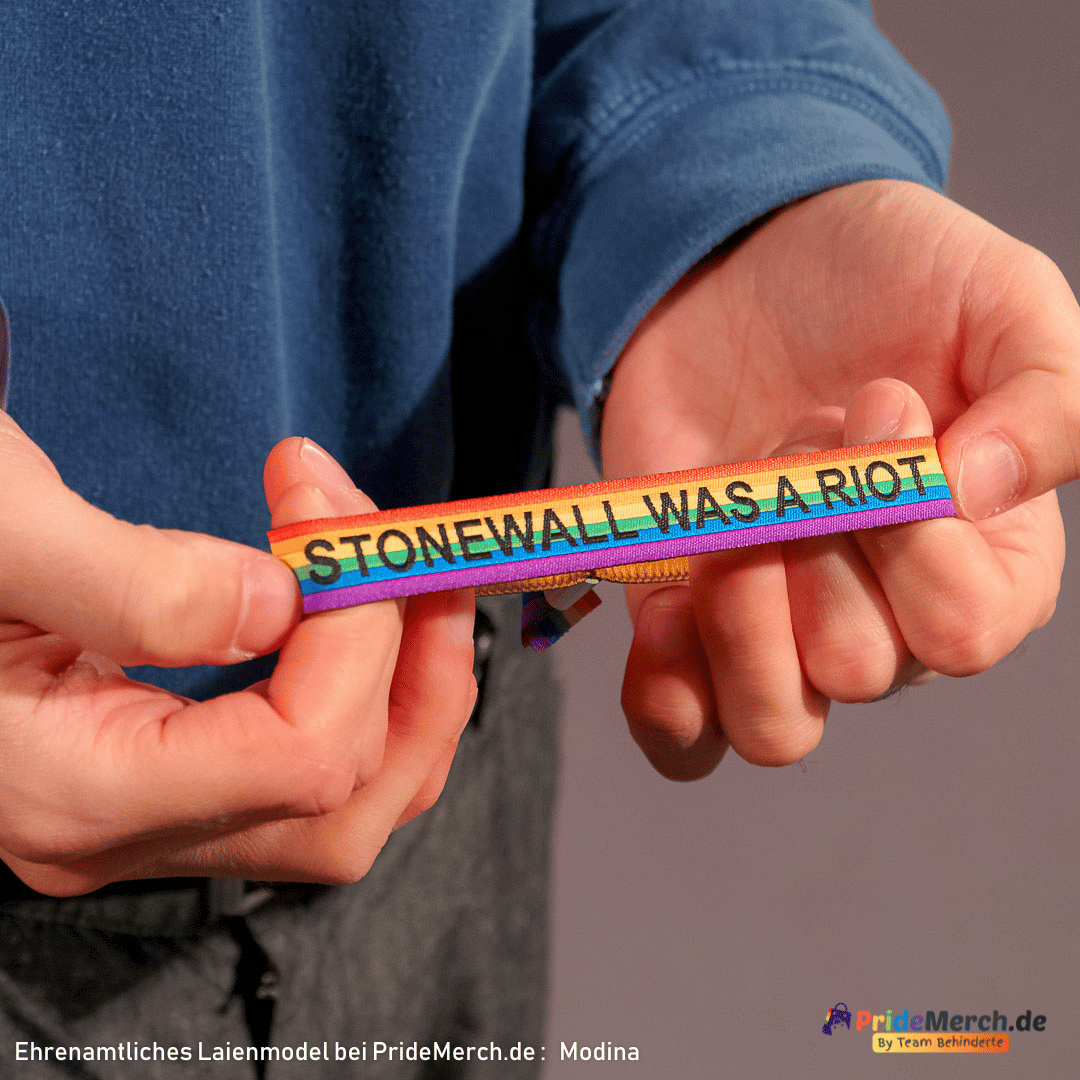 "Stonewall was a Riot" Armbändchen - pridemerch.mom - Team Behinderte im Queer Cities e.V.