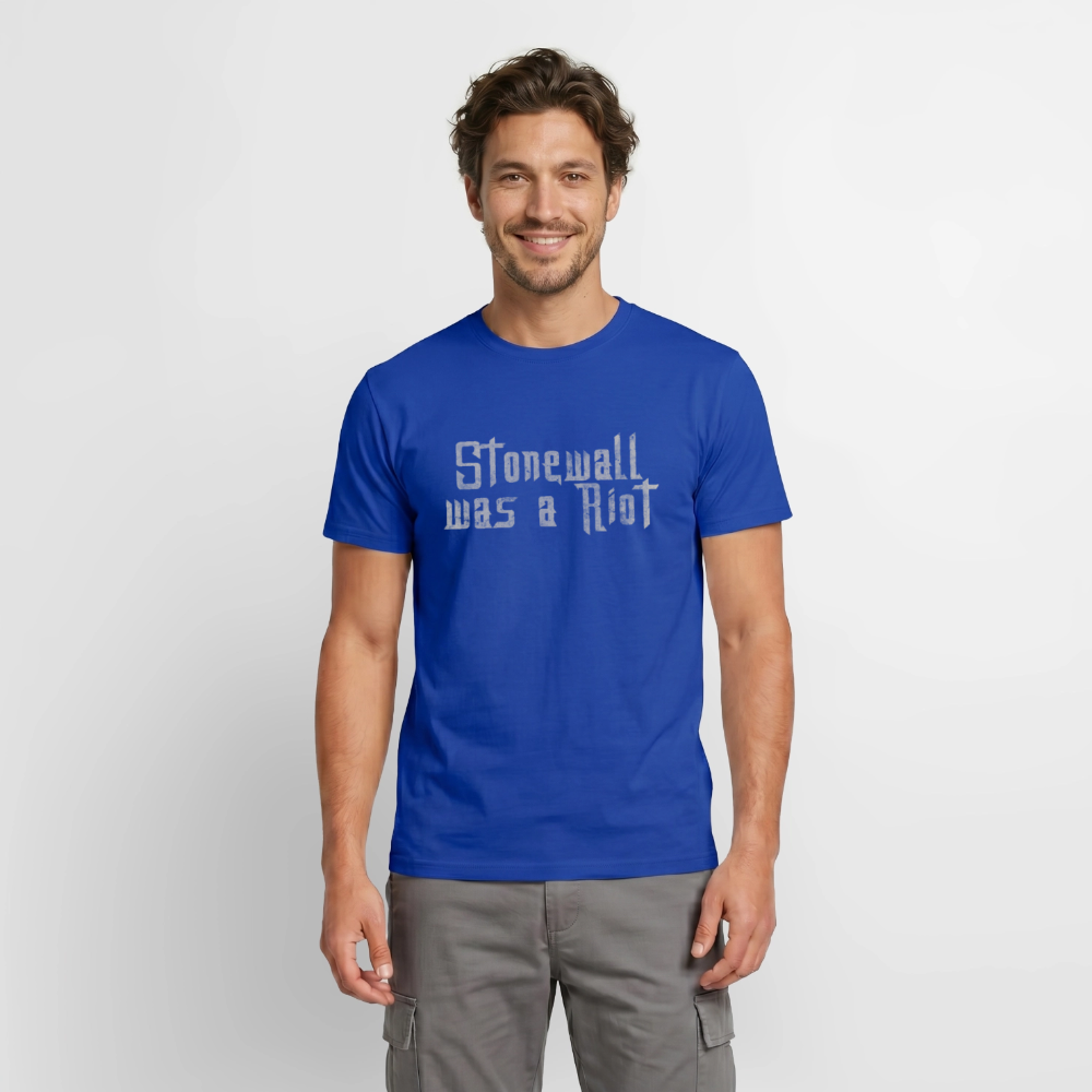 Präsentation des dunkelblauen Statement-Shirts an einem Model. Der helle Print im Stencil-Stil mit Gebrauchsspuren ist ein klares Zeichen gegen die Kommerzialisierung von Pride.
