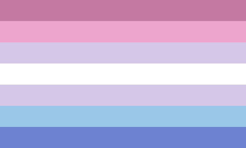 Eine Grafik der siebenstreifigen, symmetrischen Bigender-Pride-Flagge vor dunklem Hintergrund. Von oben nach unten verlaufen horizontale Streifen in Dunkelrosa, Hellrosa und Helllila zu einem zentralen weißen Mittelstreifen. Darunter folgen spiegelbildlich Streifen in Helllila, Hellblau und Dunkelblau. Sauberes, scharfkantiges Design.