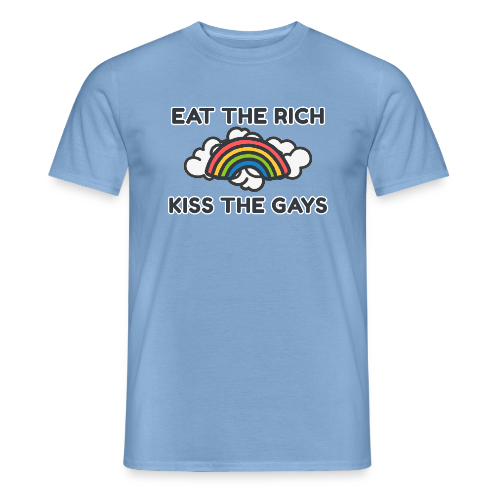 Hellblaues T-Shirt in der Farbe Carolina Blue mit provokantem Print. Ein kleiner Cartoon-Regenbogen über weißen Wolken wird von der antikapitalistischen Botschaft "Eat The Rich Kiss The Gays" begleitet – ein Must-have für queeren Aktivismus