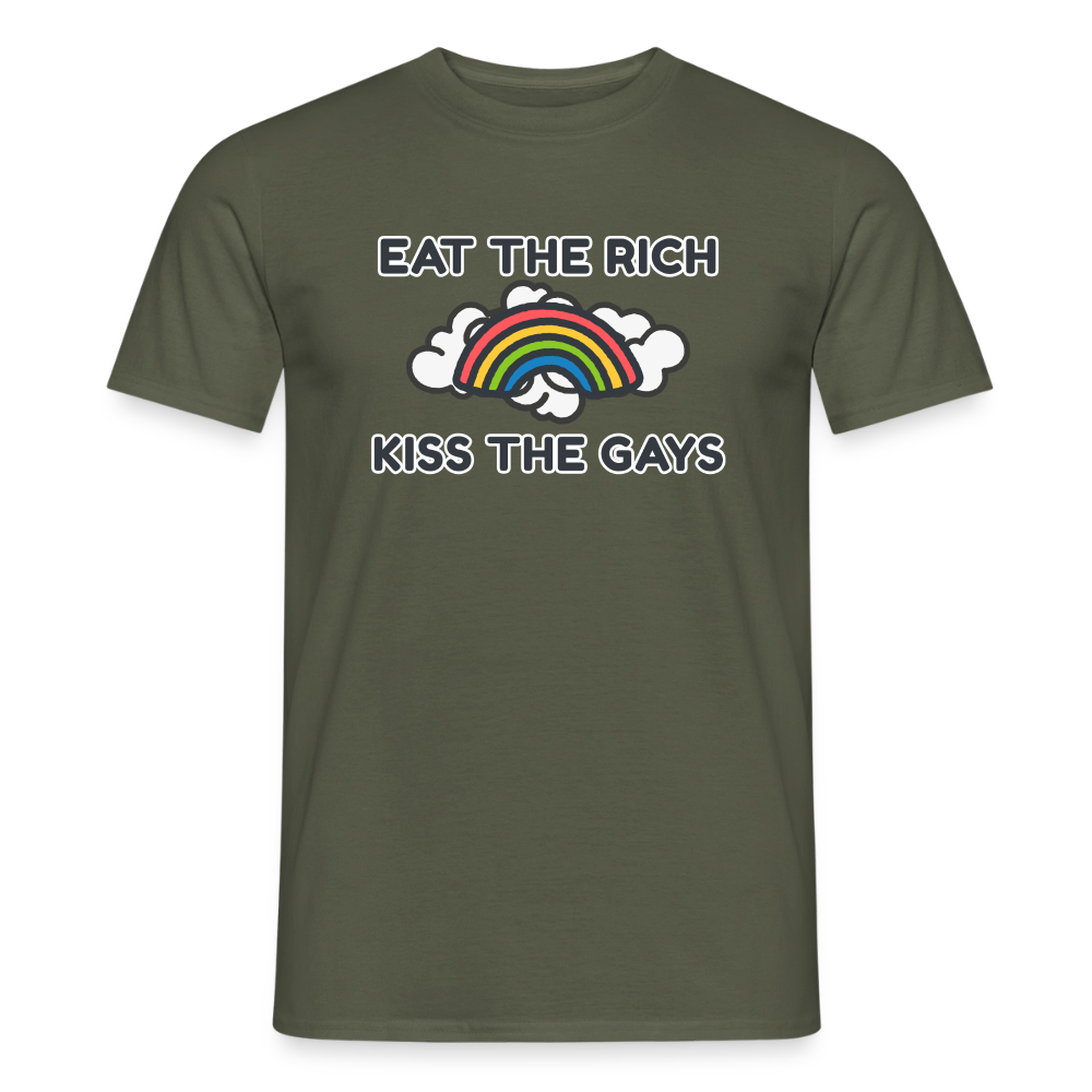 Flach liegendes T-Shirt in Militärgrün mit dem humorvollen Pride-Aufdruck "Eat The Rich Kiss The Gays". Der farbige Regenbogen und die dicke Typografie setzen einen starken Kontrast zur gedeckten Stofffarbe und rufen augenzwinkernd zum Systemwandel auf.