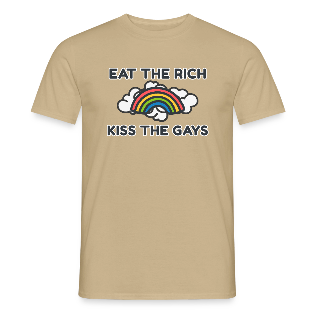 Ein sandbeiges T-Shirt bedruckt mit einem queeren politischen Statement. Über und unter einem kleinen Cartoon-Regenbogen steht in dicken Buchstaben die provokante Pride-Botschaft "Eat The Rich Kiss The Gays"