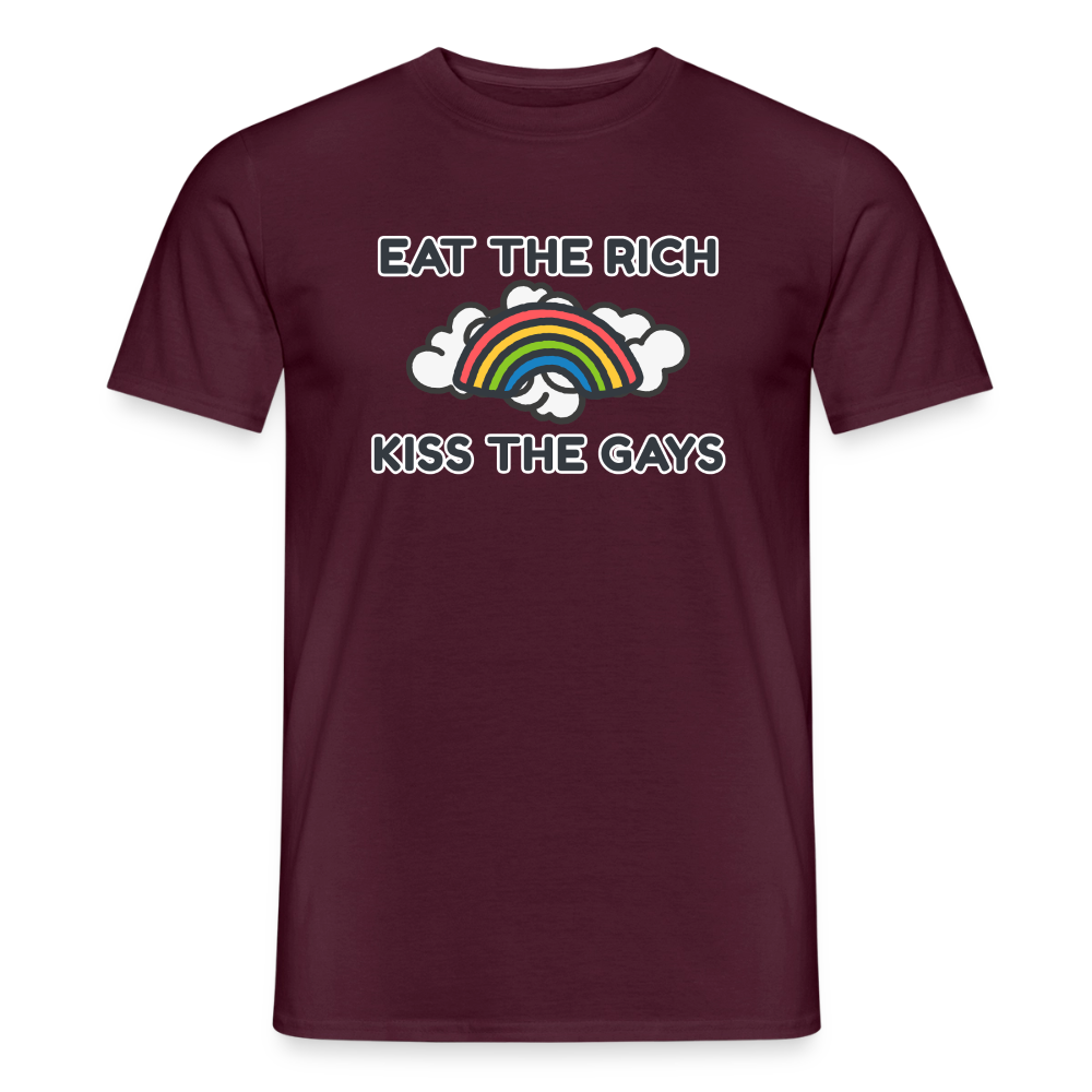 Auf diesem ziegelroten Oberteil sticht das queere Motiv besonders lebhaft hervor. Die Kombination aus politischem Slogan und niedlicher Regenbogen-Grafik in der Mitte macht das Shirt zum perfekten Statement-Piece für den Straßenprotest