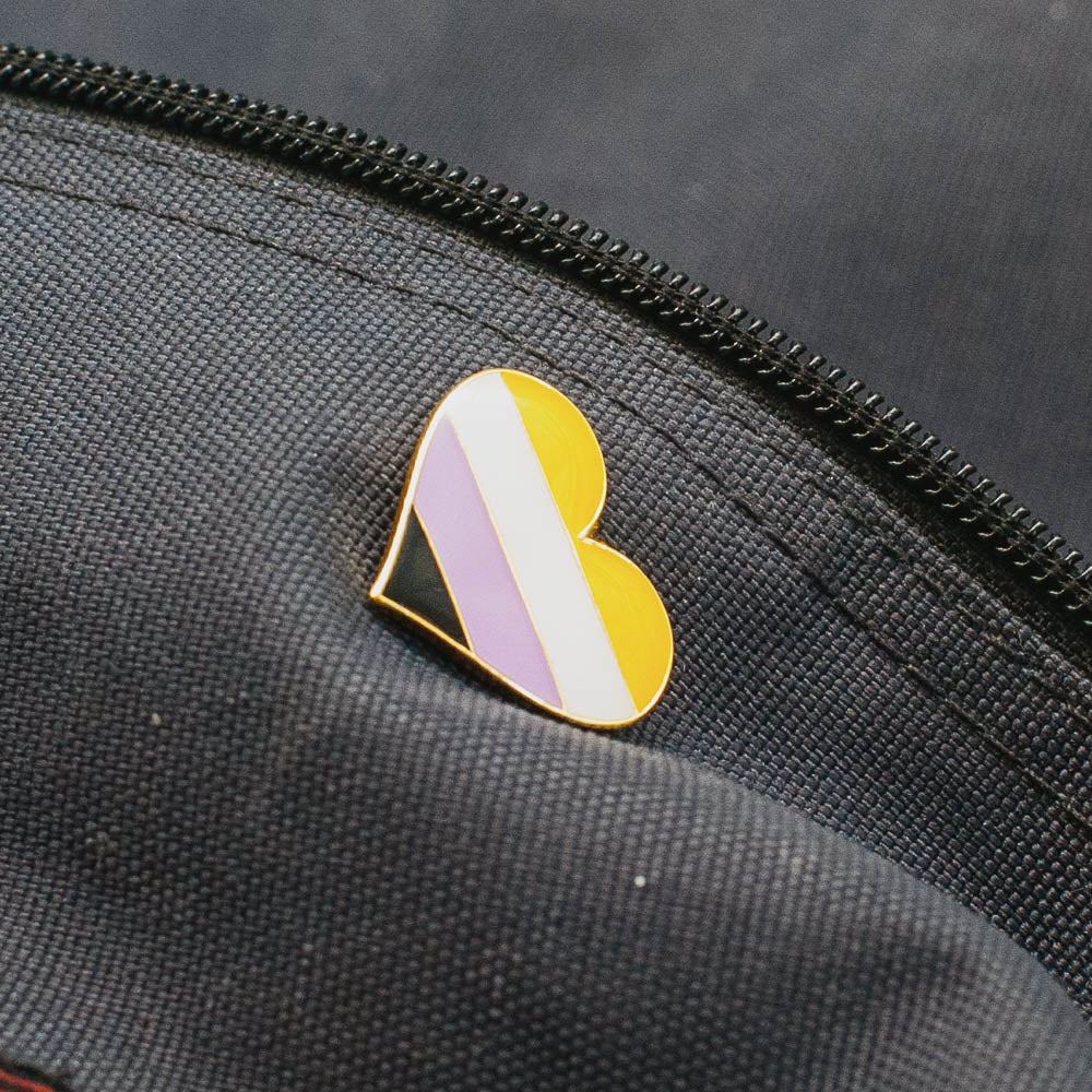 Non Binary Herz Pride-Pin / Non-Binary-Herz-Anstecker - pridemerch.mom - Team Behinderte im Queer Cities e.V.