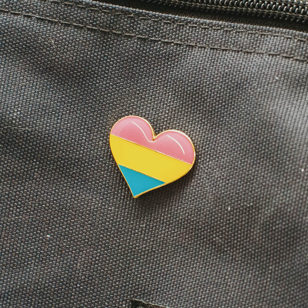 Pansexuell Herz Pride-Pin / Pan-sexual-Herz-Anstecker - pridemerch.mom - Team Behinderte im Queer Cities e.V.