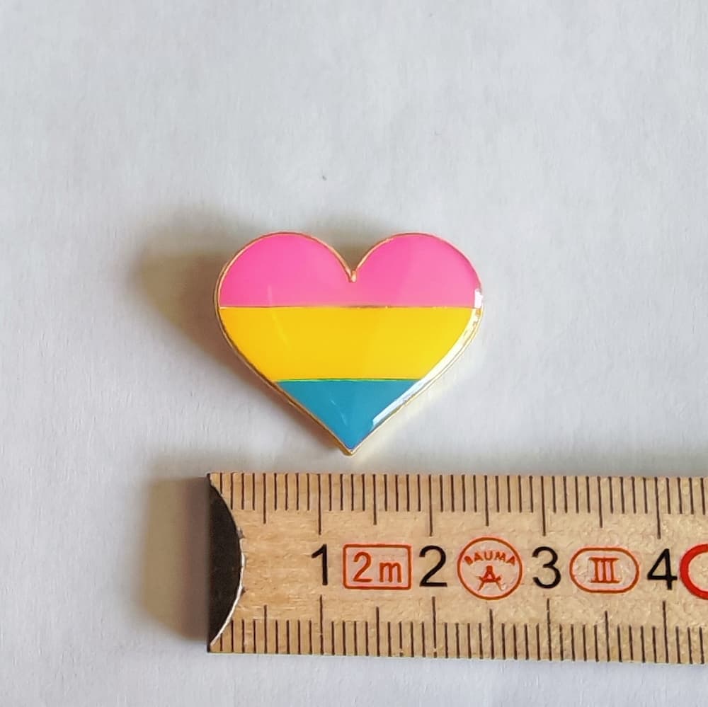 Pansexuell Herz Pride-Pin / Pan-sexual-Herz-Anstecker - pridemerch.mom - Team Behinderte im Queer Cities e.V.