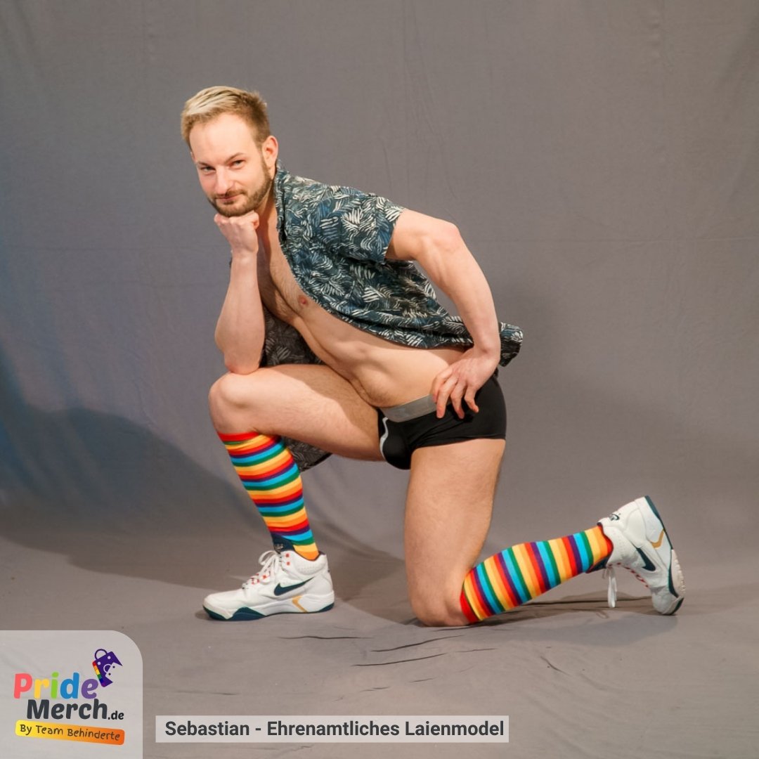 Pride Socks - Regenbogen Kniestrümpfe lang - pridemerch.mom - Team Behinderte im Queer Cities e.V.