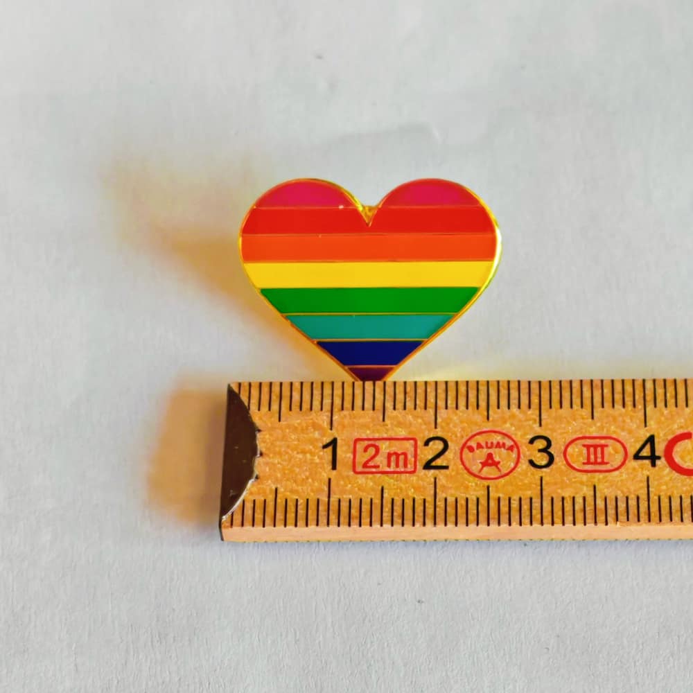 Rainbow Herz Pride-Pin / Regenbogen-Herz-Anstecker - pridemerch.mom - Team Behinderte im Queer Cities e.V.