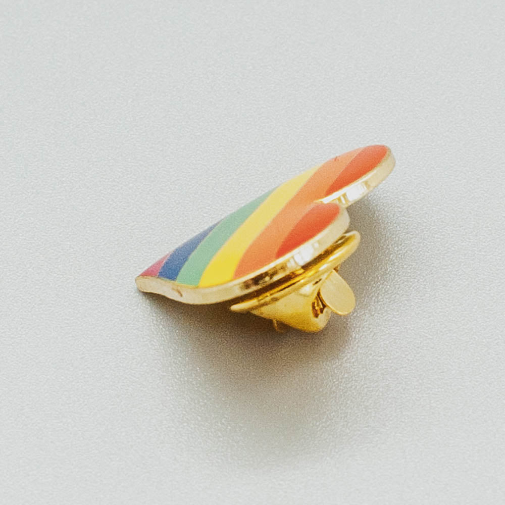 Rainbow Herz Pride-Pin / Regenbogen-Herz-Anstecker - pridemerch.mom - Team Behinderte im Queer Cities e.V.