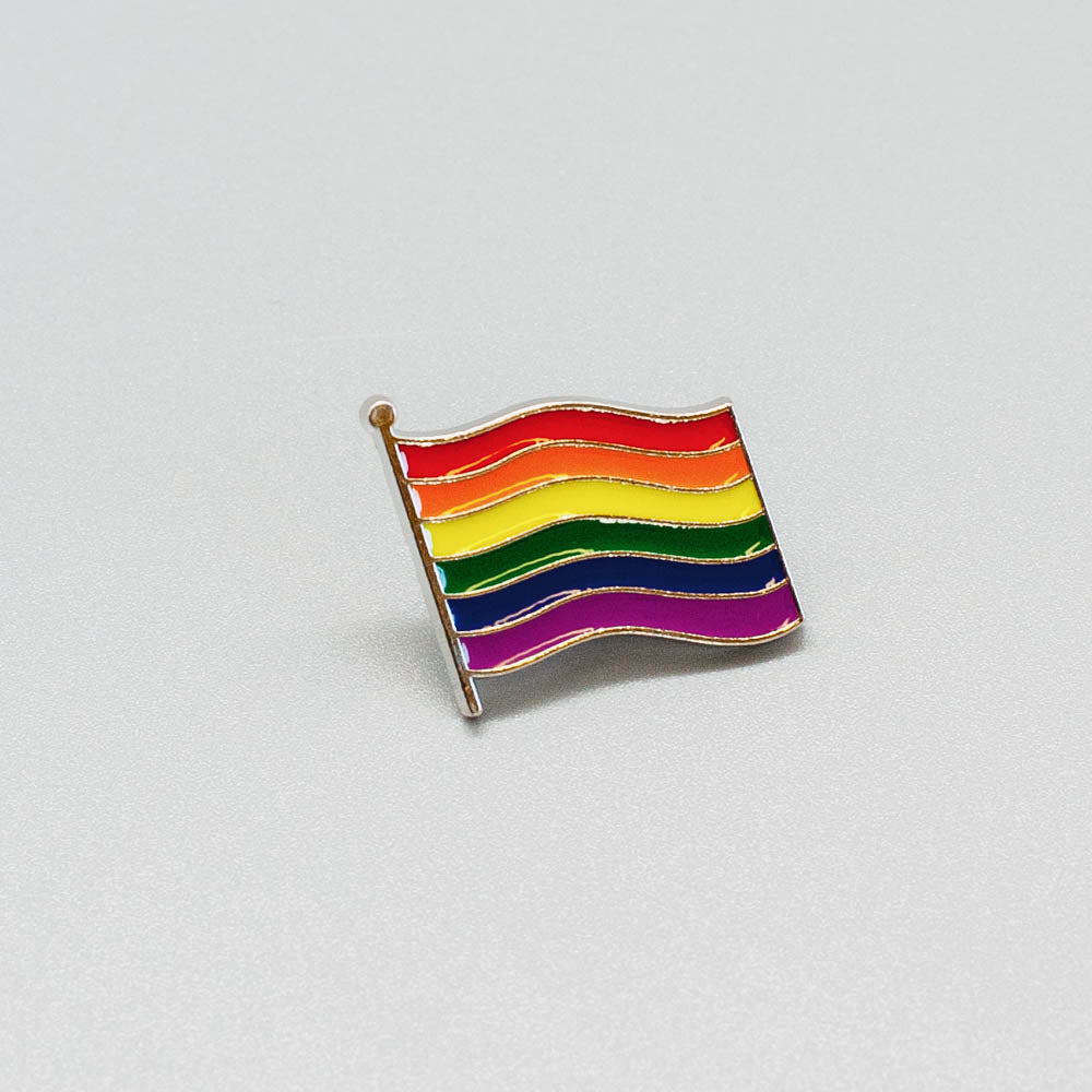 Rainbow Flag Pride-Pin / Regenbogen-Flagge-Anstecker - pridemerch.mom - Team Behinderte im Queer Cities e.V.