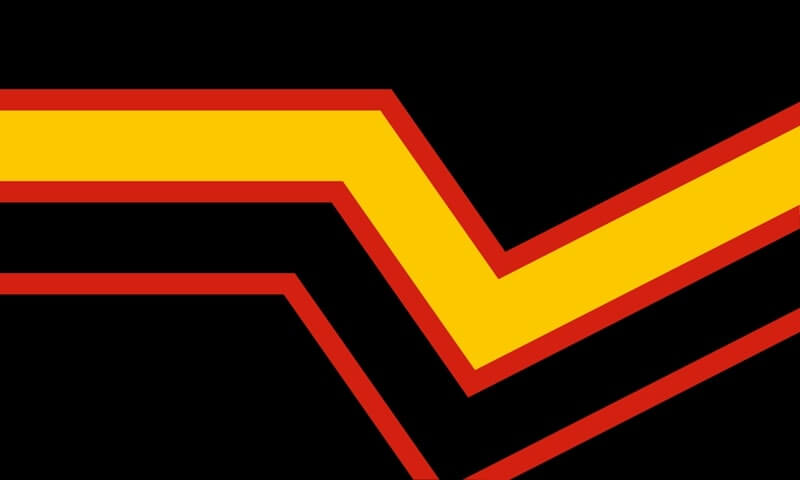 Digitale Vollbild-Grafik der Rubber Pride Flagge. Das Design besteht aus einem soliden schwarzen Hintergrund. Quer durch die Mitte verläuft ein breiter gelber Streifen, der in der Mitte hart nach unten abgewinkelt ist. Dieser gelbe Streifen wird oben und unten exakt von dünneren roten Linien eingerahmt.