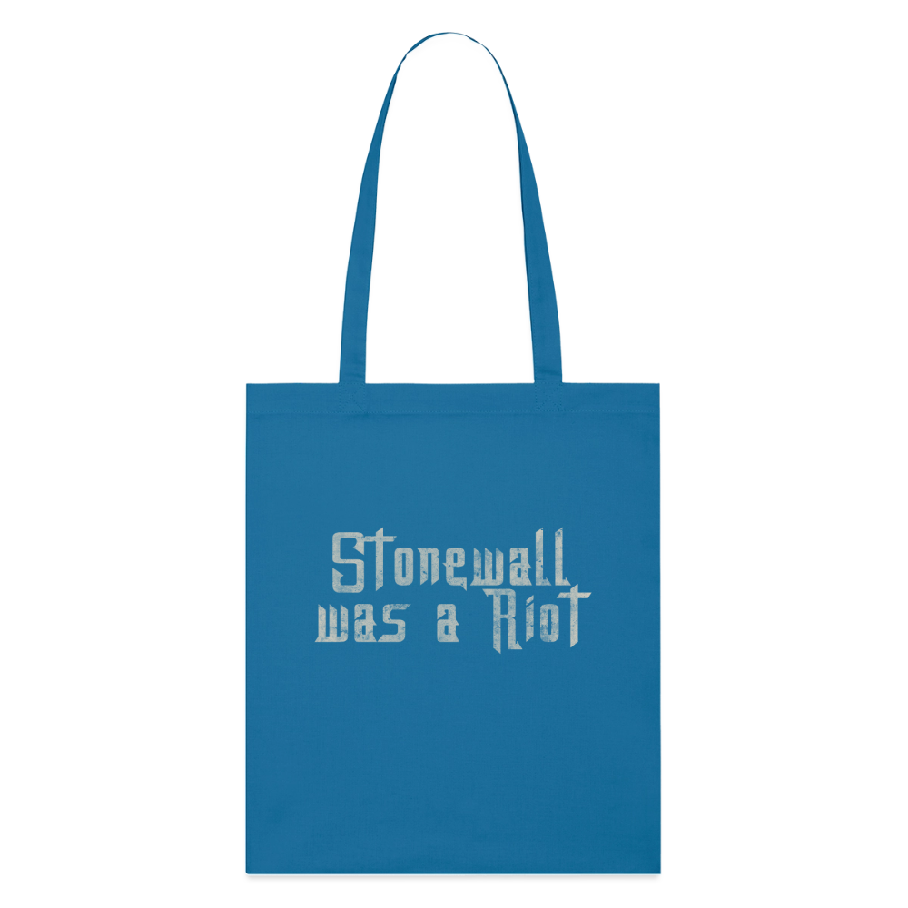 Freigestellter Stoffbeutel in leuchtendem Königsblau. Der zentrierte, hellgraue Schriftzug „Stonewall was a Riot“ im verwitterten Stencil-Look ist ein klares Statement für queeren Aktivismus und Widerstand.