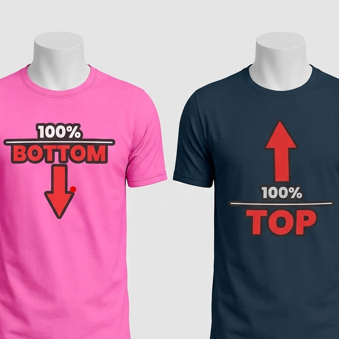 Zwei nebeneinander stehende T-Shirts auf neutralen Schaufensterpuppen präsentieren die queere Rollen-Satire von PrideLAB. Das linke, pinke Shirt zeigt das Motiv „100% BOTTOM“ mit einem roten Pfeil nach unten, während das rechte, dunkelblaue Shirt das Motiv „100% TOP“ mit einem roten Pfeil nach oben zeigt. Eine minimalistische Typografie im Stempel-Stil verdeutlicht den humorvollen Charakter der LGBTQ-Kollektion.