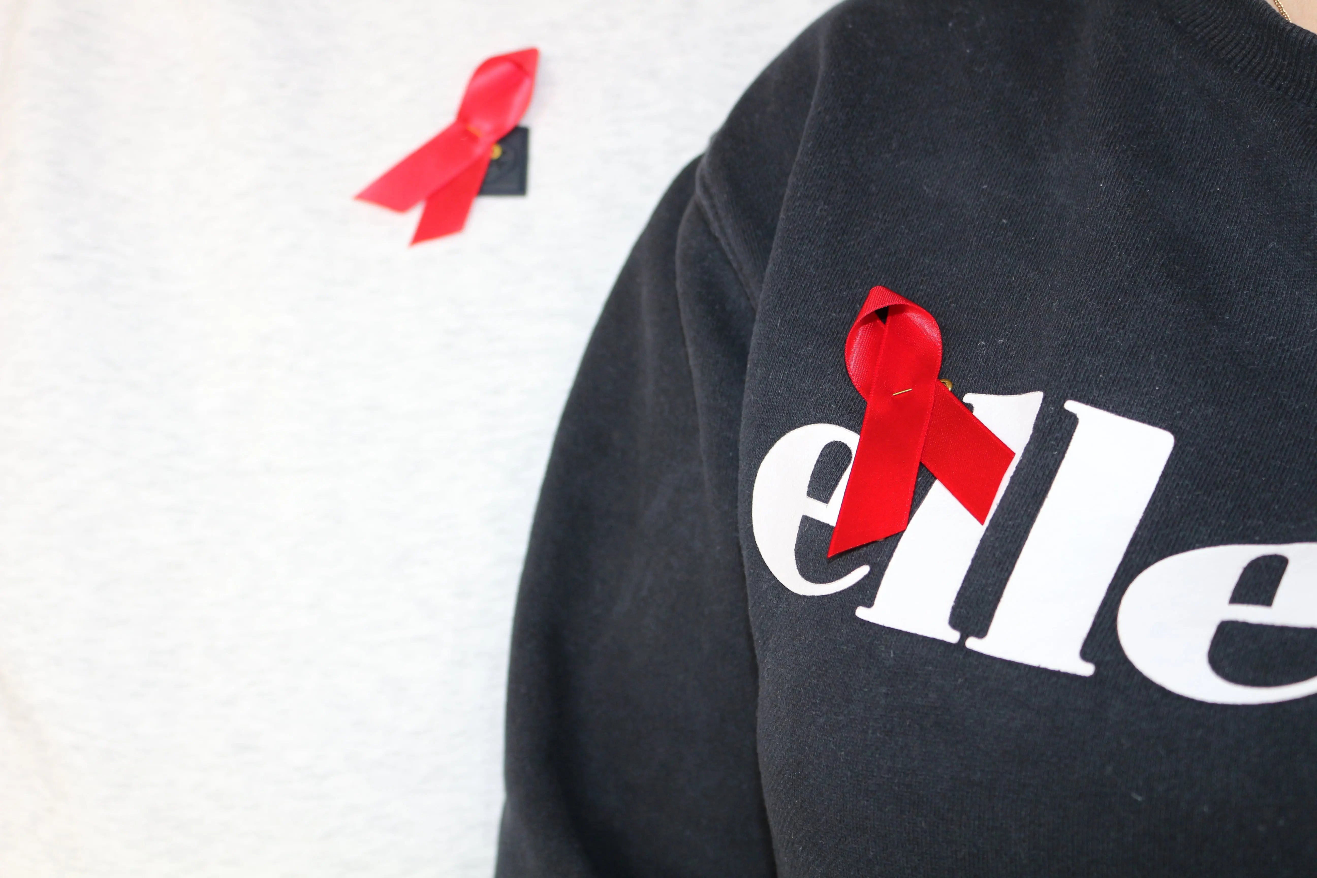 Rote Schleife HIV/AIDS (1 Stück) - pridemerch.mom - Team Behinderte im Queer Cities e.V.