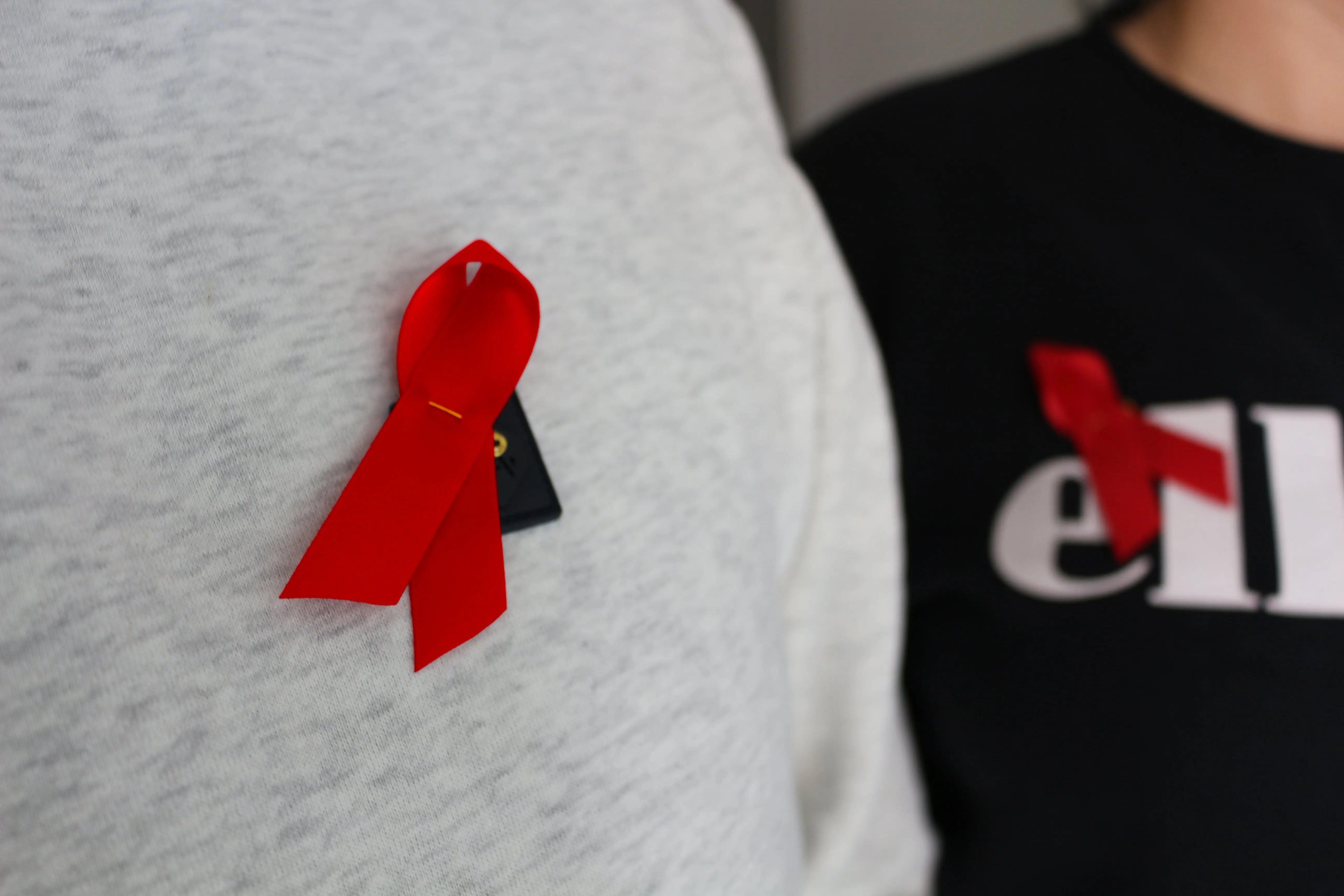 Rote Schleife HIV/AIDS (1 Stück) - pridemerch.mom - Team Behinderte im Queer Cities e.V.